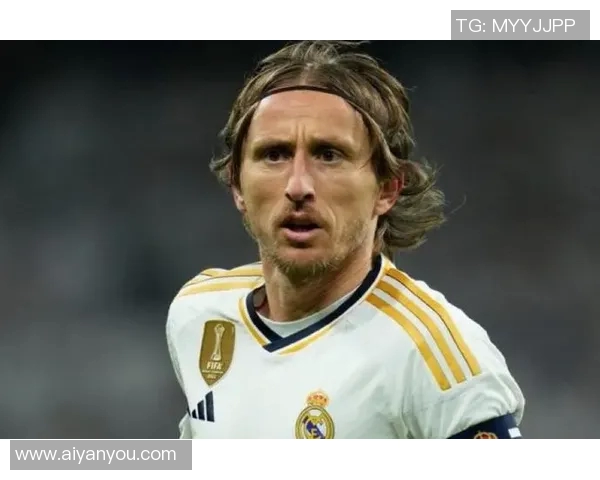 莫德里奇:足球场上的指挥官与传奇中场的辉煌历程与成就解析 莫德里奇:足球场上的指挥官与传奇中场的辉煌历程与成就解析